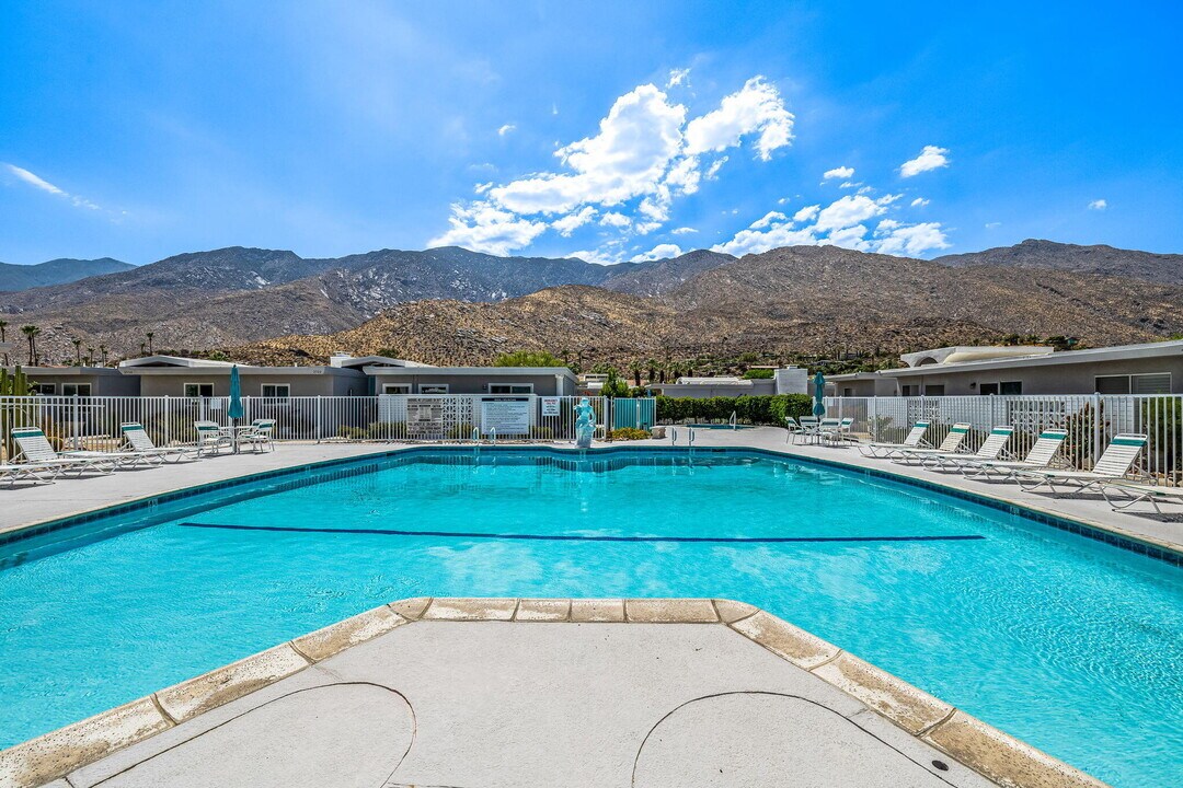 415 E Avenida Granada in Palm Springs, CA - Building Photo