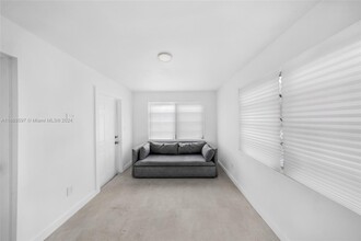 275 NW 97th St-Unit -1 in Miami, FL - Foto de edificio - Building Photo