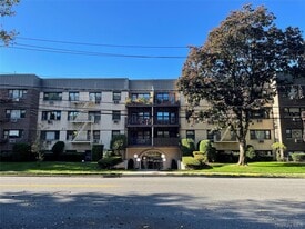 2261 Palmer Ave in New Rochelle, NY - Building Photo