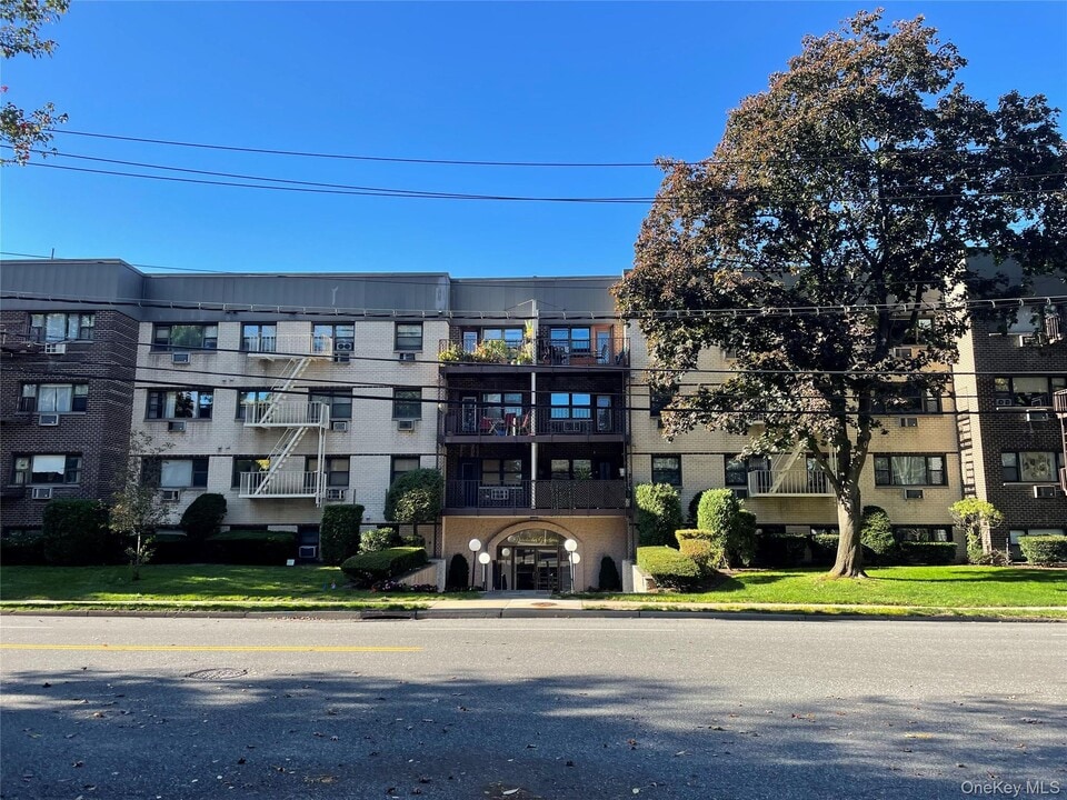 2261 Palmer Ave in New Rochelle, NY - Building Photo
