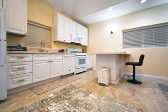 6508 Moorcroft Ave, Unit 6506 in Woodland Hills, CA - Building Photo - Building Photo