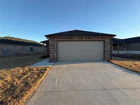 9320 NW 129th St in Yukon, OK - Building Photo