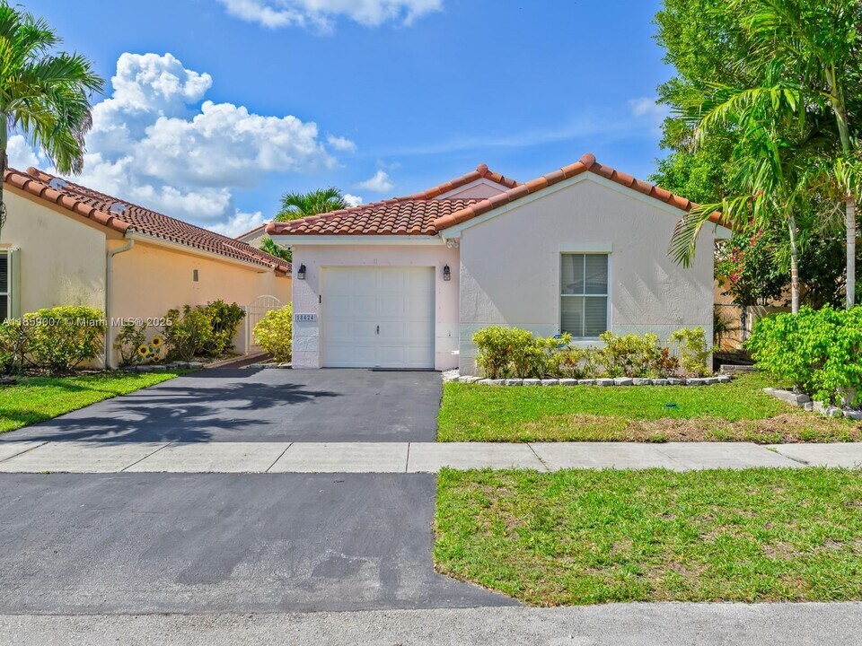 18424 NW 21st St in Pembroke Pines, FL - Building Photo