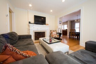 37 Beaconsfield Rd, Unit 1L in Brookline, MA - Building Photo