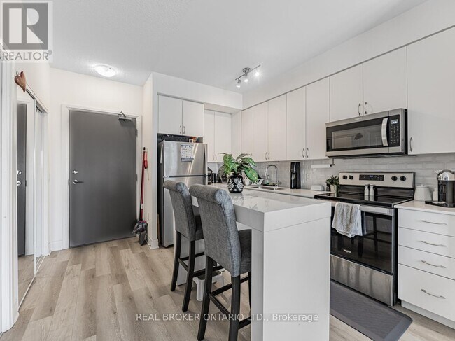 3220 Sheppard Ave E in Toronto, ON - Building Photo - Building Photo