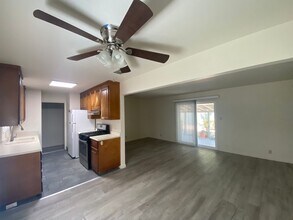 561 Azalea Way in Vacaville, CA - Building Photo - Building Photo