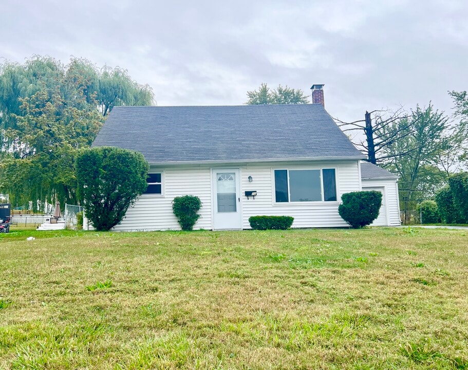18 Luella Rd in Latham, NY - Foto de edificio
