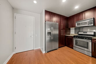 917 Hudson Park, Unit 917 in Edgewater, NJ - Foto de edificio - Building Photo