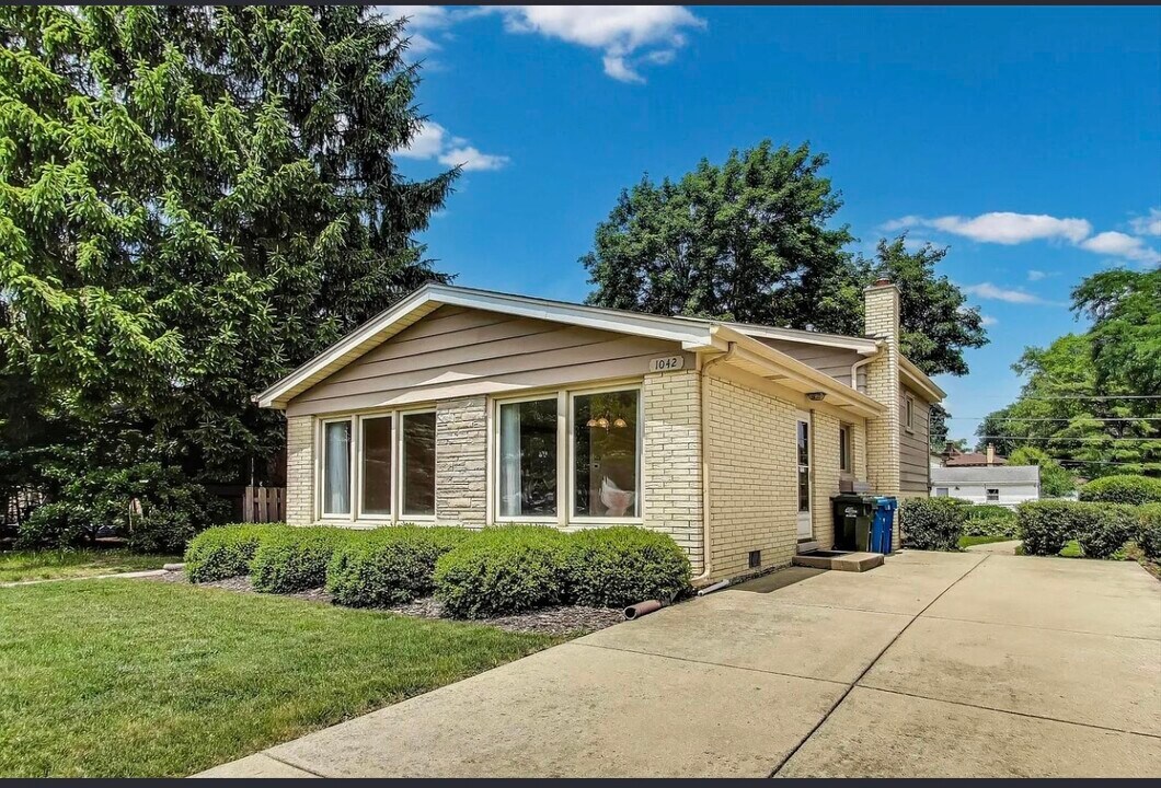 1042 Central Rd in Mount Prospect, IL - Foto de edificio