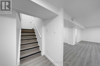 24 Walter Ave in Newmarket, ON - Building Photo - Building Photo
