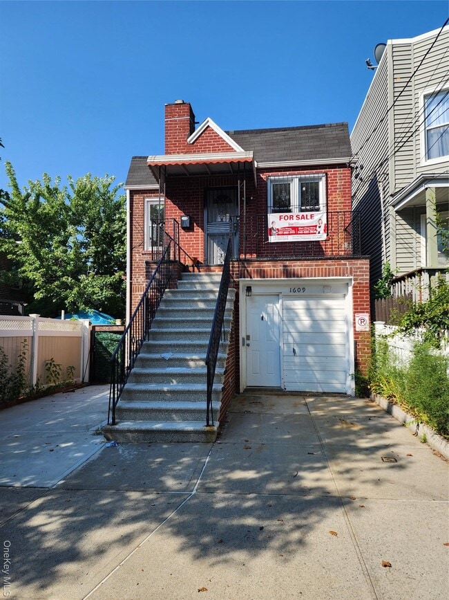 property at 1609 Colden Ave
