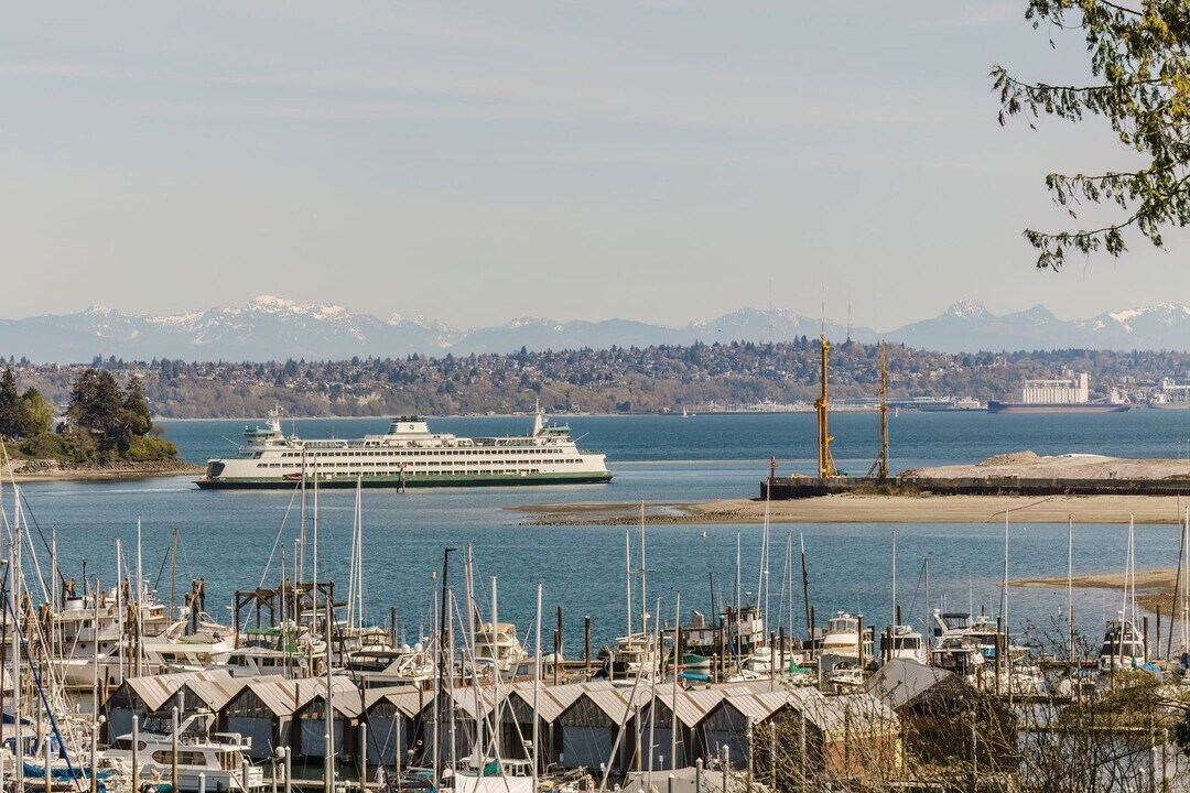 5834 Packard Ln NE in Bainbridge Island, WA - Building Photo