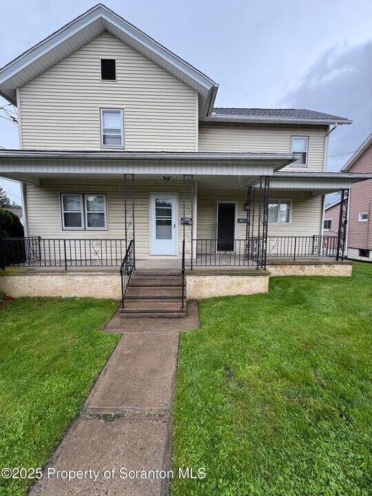 132-132 S Apple St in Dunmore, PA - Building Photo