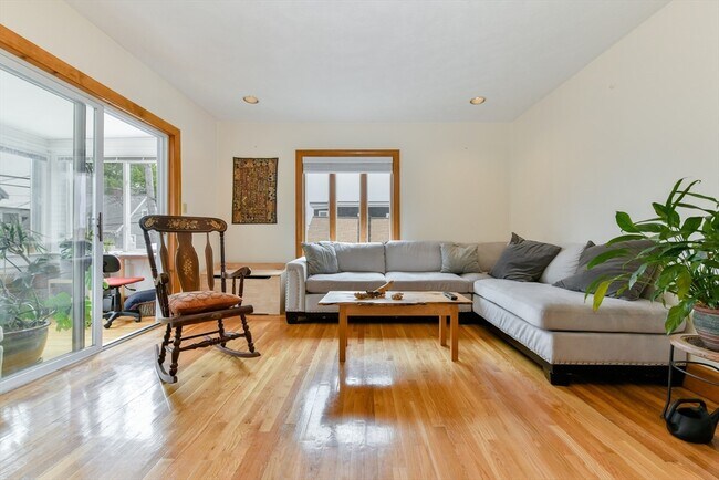 33 Farragut Ave in Somerville, MA - Building Photo - Building Photo