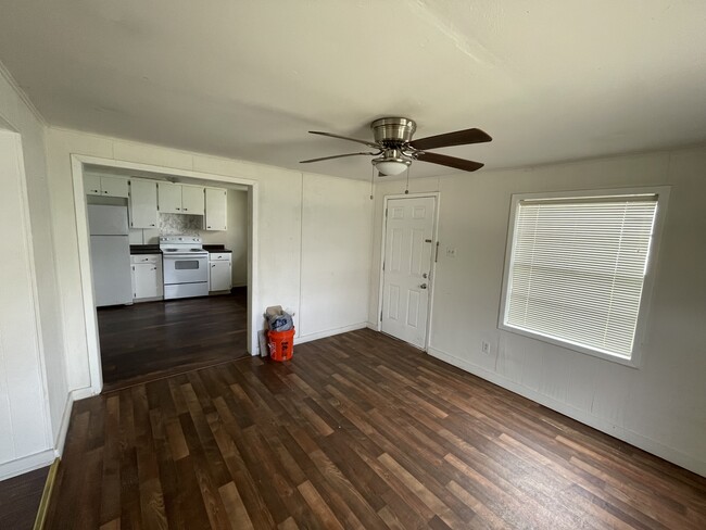 911 W 3rd St in Taylor, TX - Building Photo - Building Photo