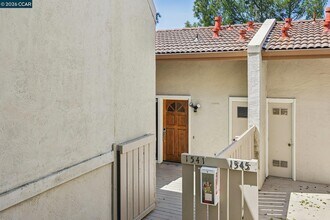 1541 Moraga Way in Moraga, CA - Foto de edificio - Building Photo
