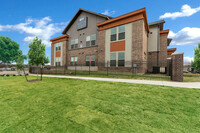 BOSTON HEIGHTS APARTMENTS in Benbrook, TX - Foto de edificio - Building Photo