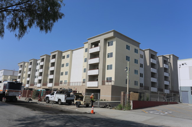 Calden Court Apartments in South Gate, CA - Building Photo - Building Photo