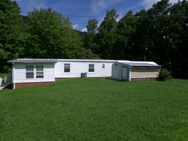 1025 Sherry Dr in Walnut Cove, NC - Building Photo - Building Photo