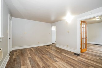 2009 Sullivant Ave in Columbus, OH - Building Photo - Building Photo