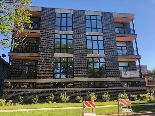 1385 Brown St in Des Plaines, IL - Building Photo