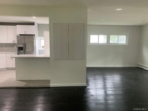 402 Leslie Ln in Uniondale, NY - Building Photo - Building Photo