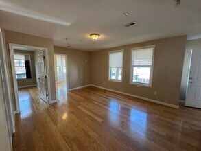 53 Chelsea St, Unit 1 in Boston, MA - Foto de edificio - Building Photo