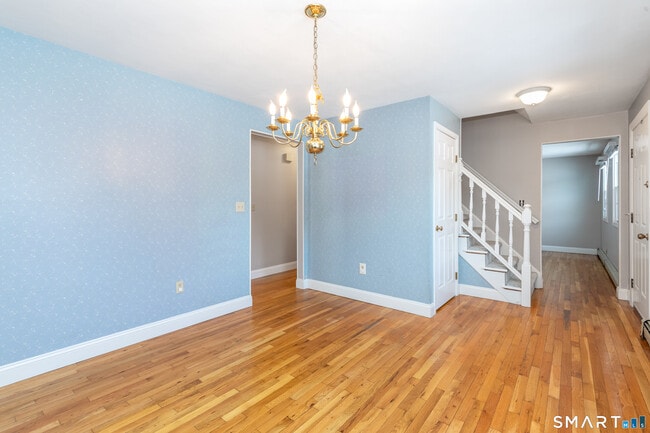 10 Apple Tree Rd in Bethel, CT - Building Photo - Building Photo