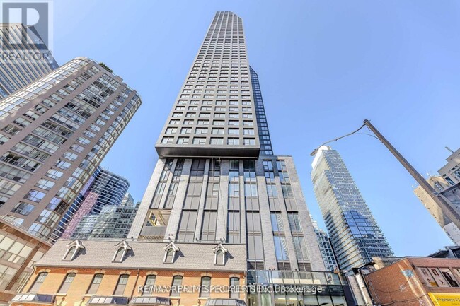 8-2808 Wellesley St W