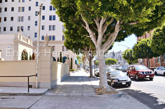 325 W 3rd St-Unit -UNIT 208 in Long Beach, CA - Building Photo - Building Photo