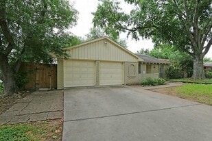 12623 Westella Dr in Houston, TX - Building Photo