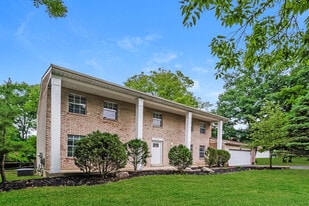 7561 Tanglewood Ln in West Chester Township, OH - Building Photo