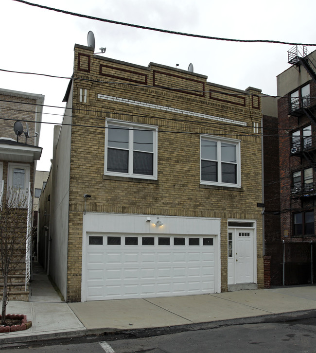 6110 Johnson Pl in West New York, NJ - Building Photo - Building Photo