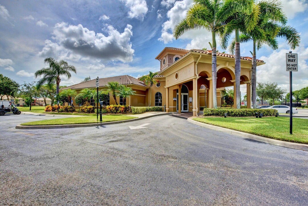 6117 United St in Royal Palm Beach, FL - Foto de edificio