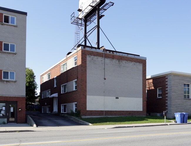 666 Fennell Ave E in Hamilton, ON - Building Photo - Primary Photo