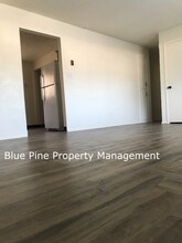 1680 Calkins Ave-Unit -4 in Idaho Falls, ID - Foto de edificio - Building Photo