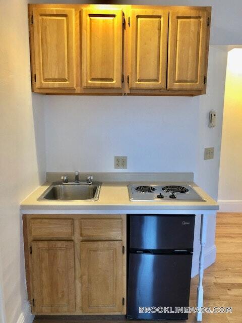 1077 Beacon St in Brookline, MA - Building Photo - Building Photo