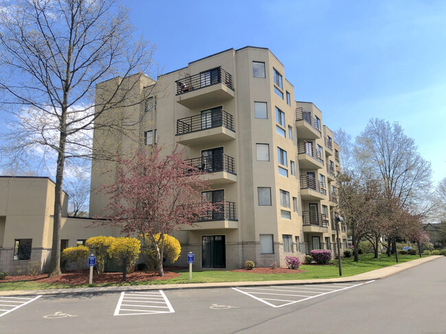 1204 Whitney Ave in Hamden, CT - Building Photo - Building Photo