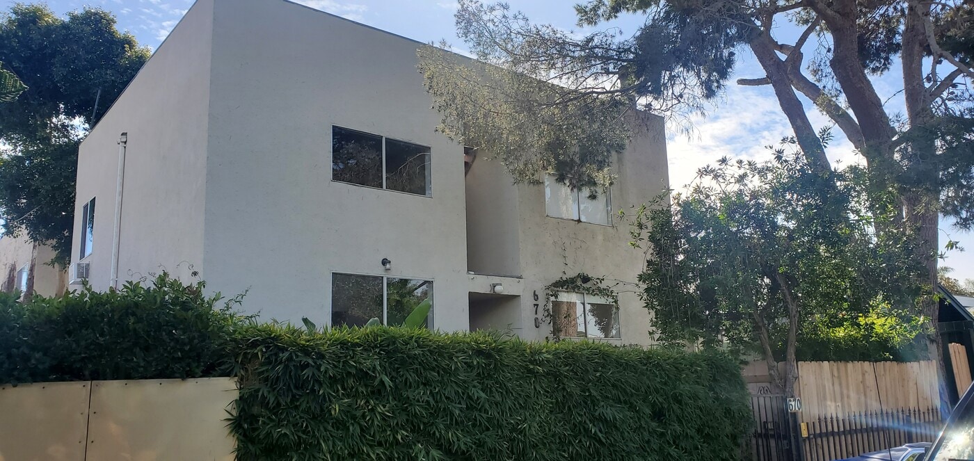 676 San Juan Ave, Unit #A in Venice, CA - Foto de edificio