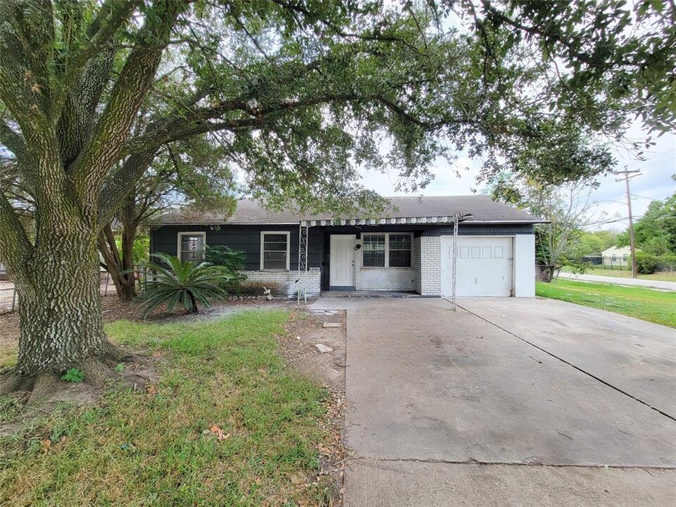 10302 Chesterfield Dr in Houston, TX - Building Photo