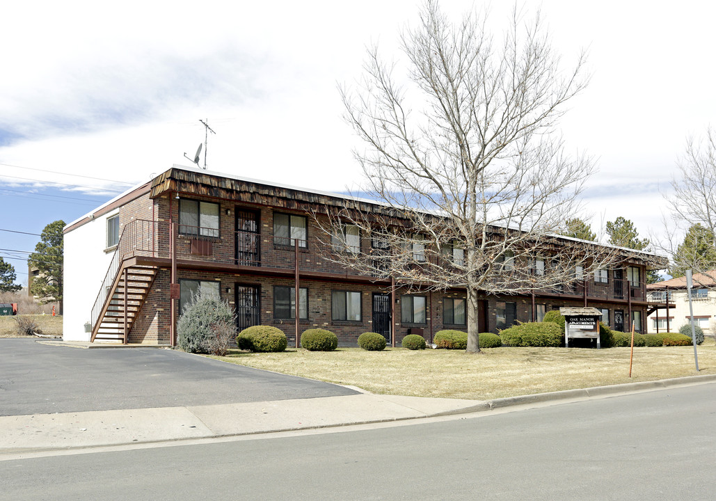 Oak Manor Apartments in Lakewood, CO - Building Photo