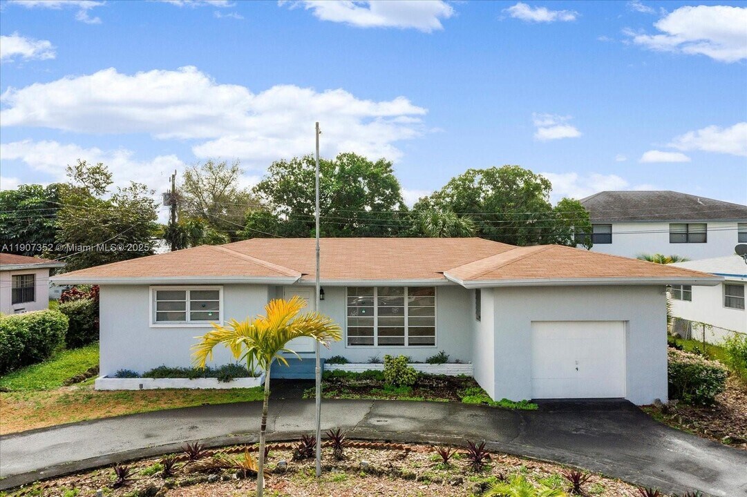 1060 NE 166th St in North Miami Beach, FL - Building Photo