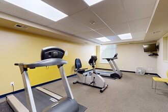 Dahlia Square Senior Apartments in Denver, CO - Foto de edificio - Interior Photo