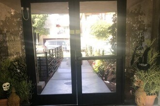 Vassar Court Apartments in Canoga Park, CA - Foto de edificio - Building Photo