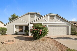 677 W Shawnee Dr in Chandler, AZ - Building Photo
