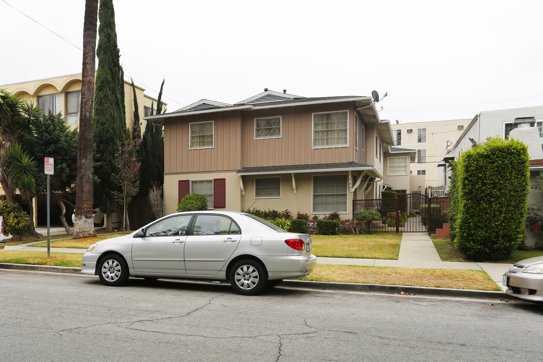 216 N Cedar St in Glendale, CA - Building Photo