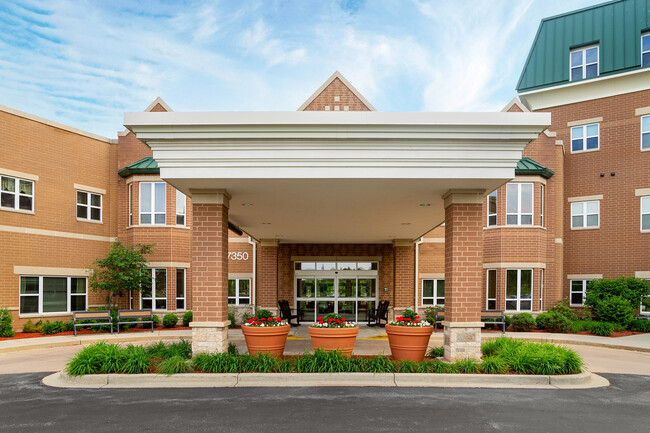 Sacred Heart at Monastery Lake in Franklin, WI - Foto de edificio - Building Photo