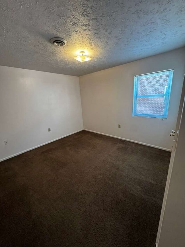 Red Coat Manor Apartments in Radford, VA - Building Photo - Building Photo