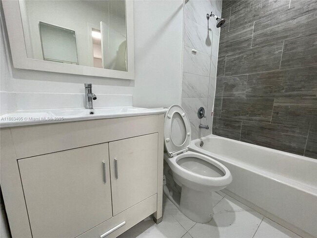 7012 NW 179th St in Hialeah, FL - Building Photo - Building Photo