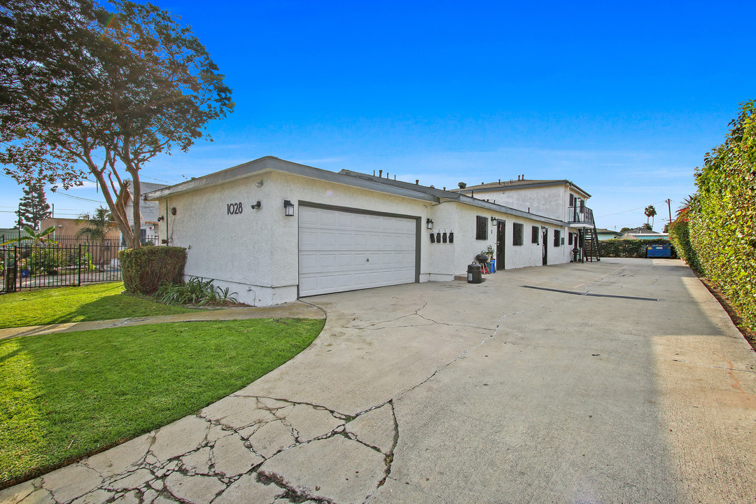 1028 W 110th St in Los Angeles, CA - Building Photo